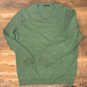 Classic V-Neck 100% Cashmere Sweater in Forest Green